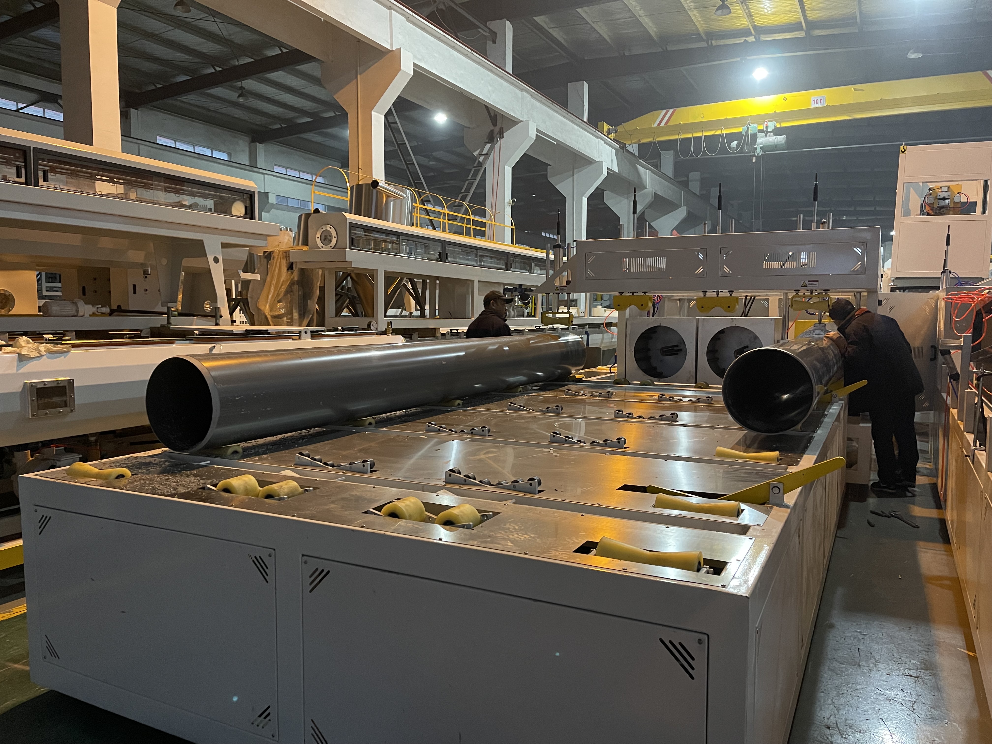 Extrusora eficiente de producci&oacute;n de tubos de PVC