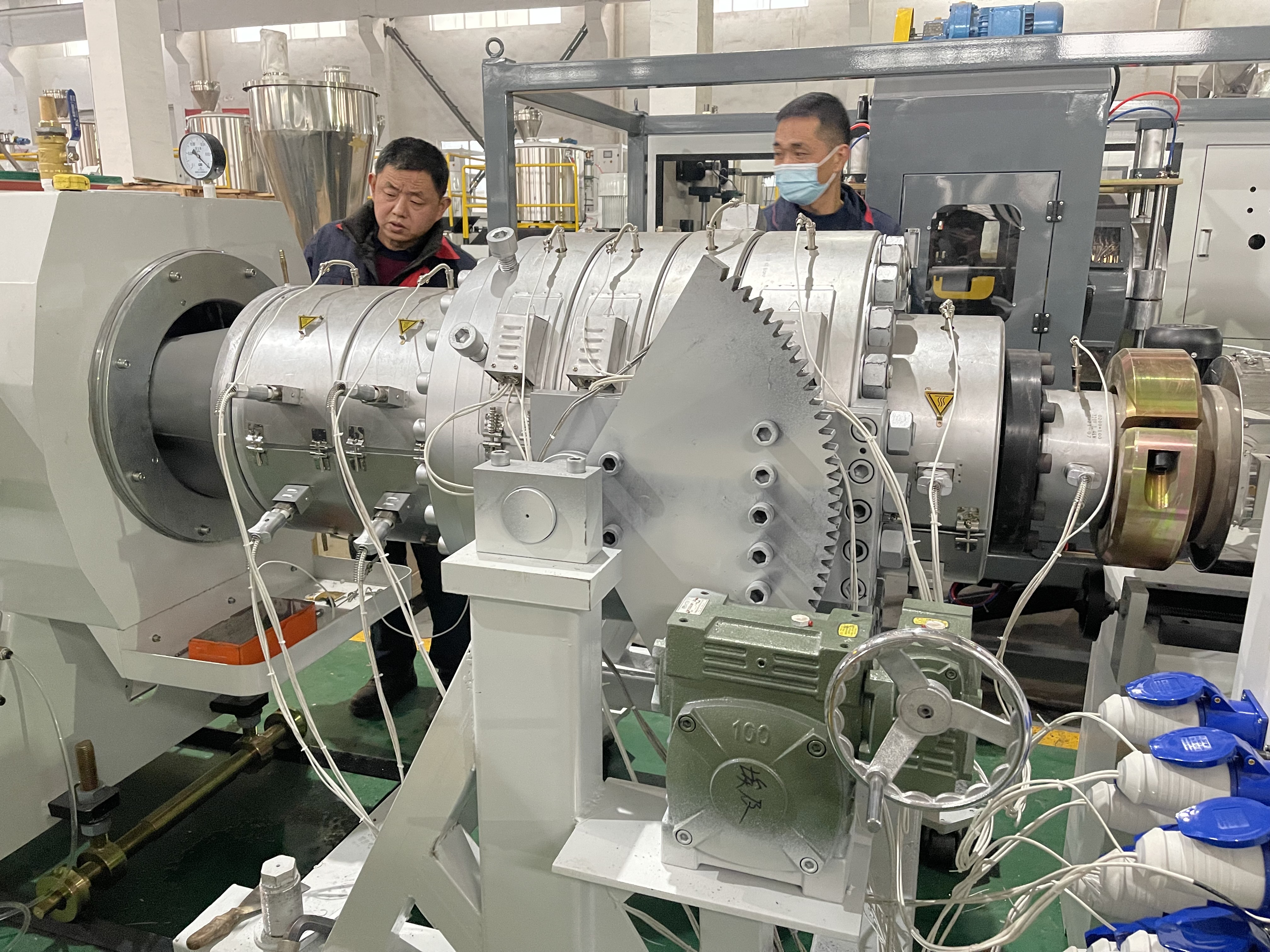 Extrusora eficiente de producci&oacute;n de tubos de PVC