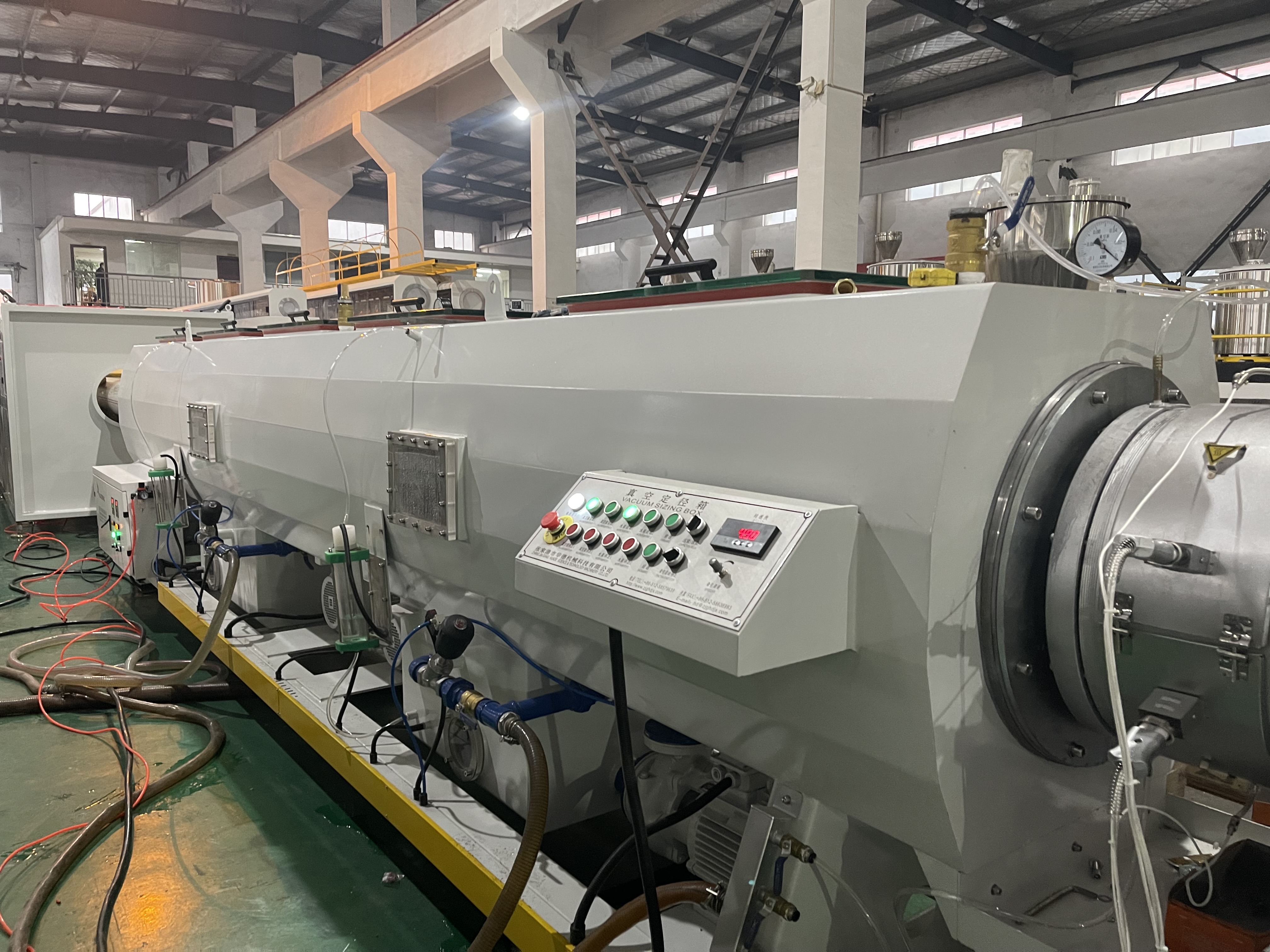 Extrusora eficiente de producci&oacute;n de tubos de PVC