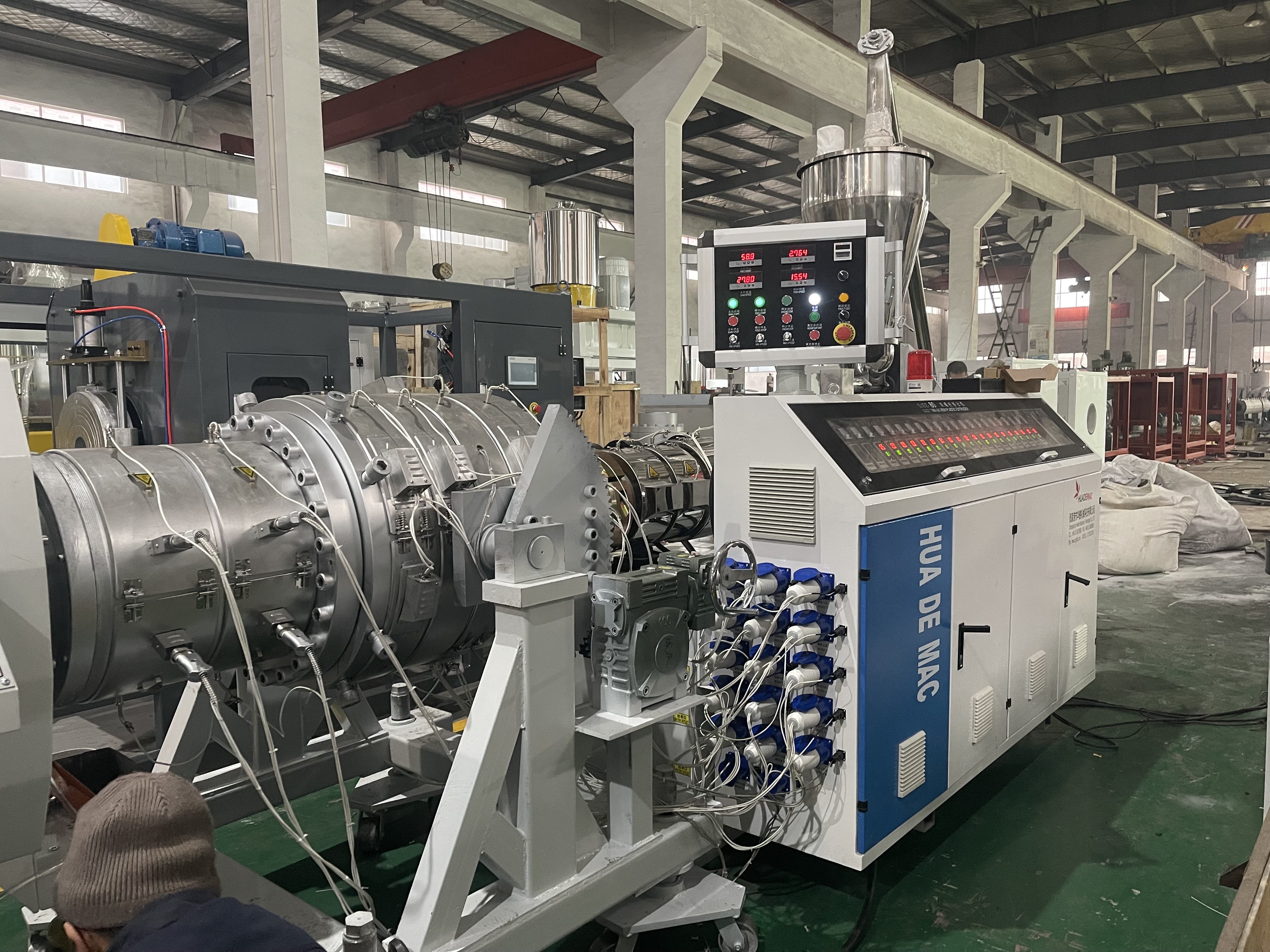 Extrusora eficiente de producci&oacute;n de tubos de PVC