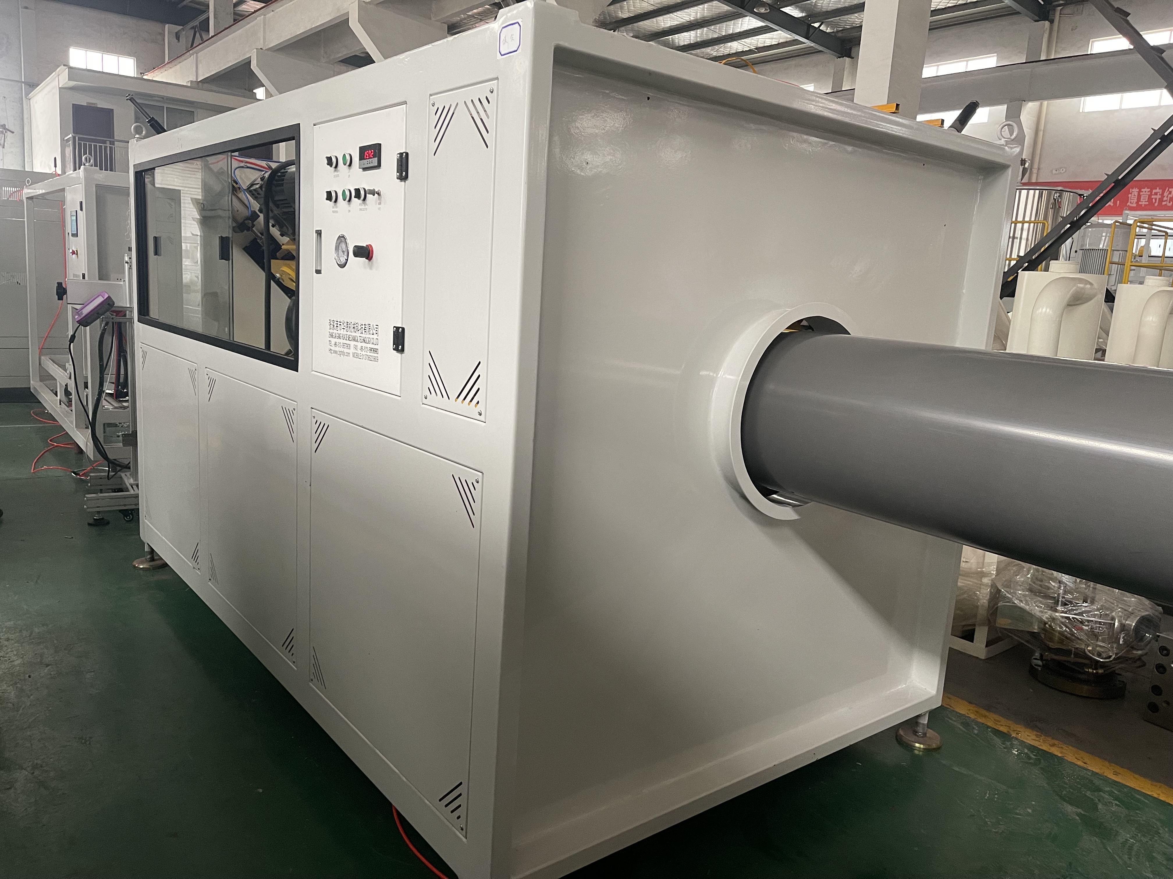 Extrusora eficiente de producci&oacute;n de tubos de PVC